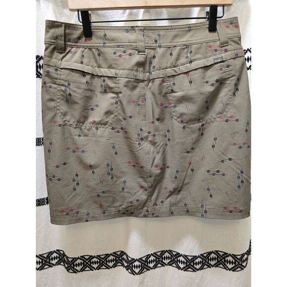 Eddie Bauer Adventure 2.0 green arrow print skirt with built-in shorts 10 - Picture 6 of 8